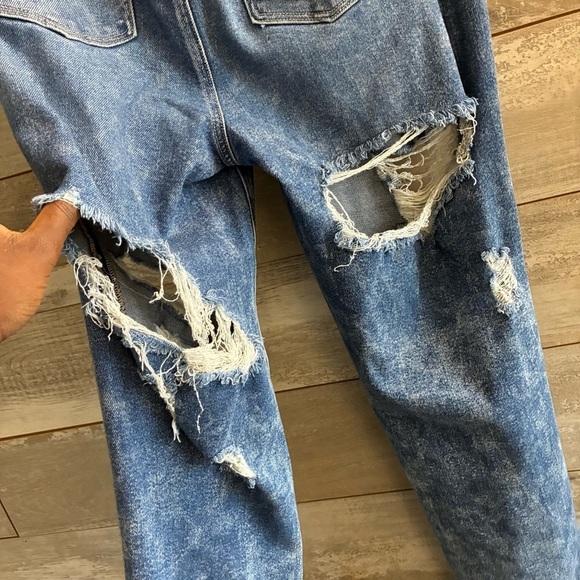 American Eagle Destroyed Stretch Mom Jean - Picture 5 of 10